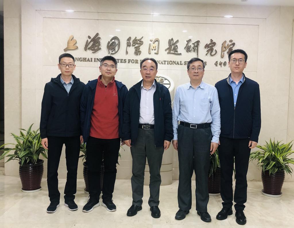 圖4 與上海國(guó)際問(wèn)題研究院領(lǐng)導(dǎo)合影.jpg 圖4 與上海國(guó)際問(wèn)題研究院領(lǐng)導(dǎo)合影.jpg