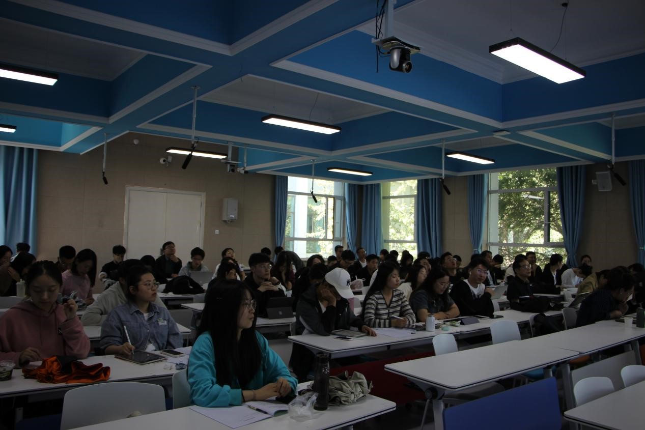 3.我校師生在講座現(xiàn)場.jpg 3.我校師生在講座現(xiàn)場.jpg